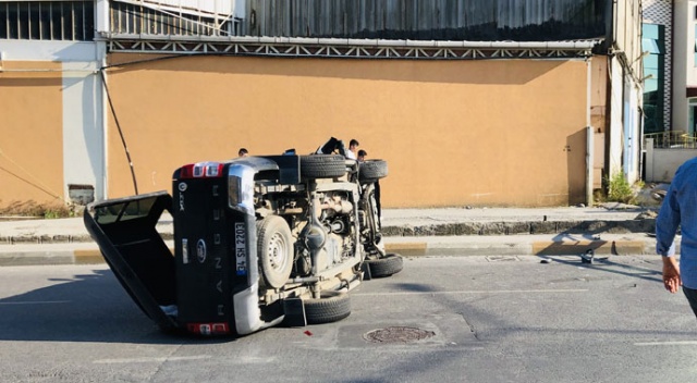 Direğe çarpan kamyonet takla attı: 6 yaralı