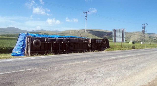 Direksiyon hakimiyeti kaybolan tır yoldan çıktı