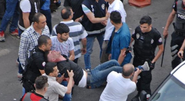 Diyarbakır'da cadde ortasında kavga! Çok sayıda gözaltı var