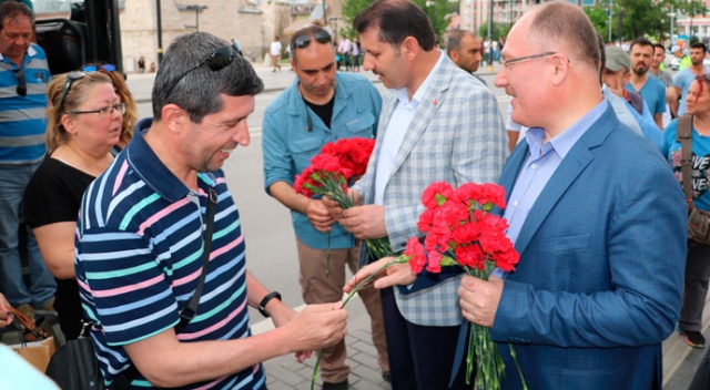 Doğu Ekspresi yolcularına karanfilli, halaylı karşılama