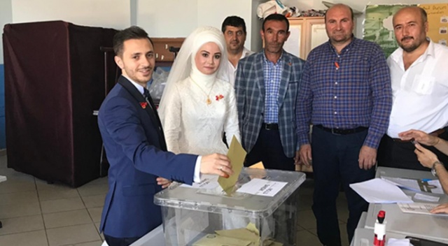 Düğünlerini bırakıp oy kullandılar Düğünlerini bırakıp oy kullandılar