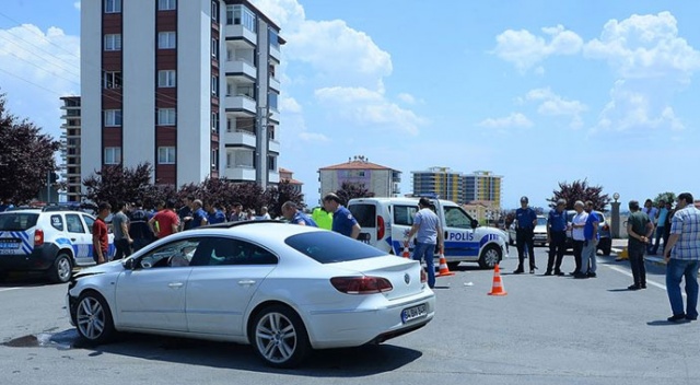 Ehliyetsiz ve alkollü sürücü polis aracına çarptı: 2 yaralı