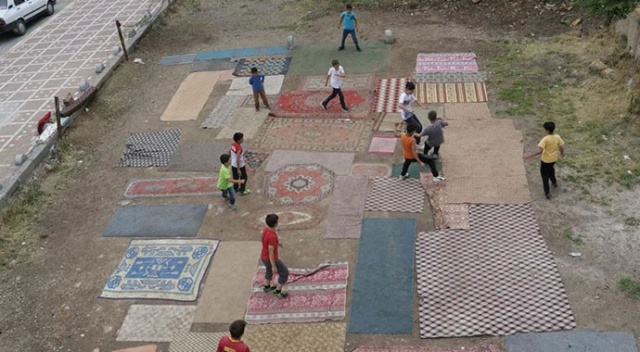 Eski halı ve kilimlerle kendi 'halı saha'larını yaptılar Eski halı ve kilimlerle kendi 'halı saha'larını yaptılar