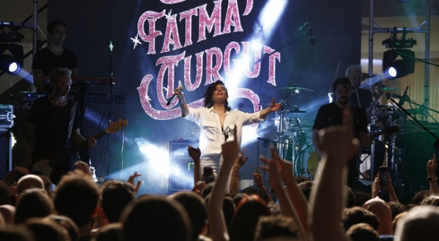 Fatma Turgut binlerce hayranıyla birlikte ‘Yaza merhaba’ dedi Fatma Turgut binlerce hayranıyla birlikte ‘Yaza merhaba’ dedi