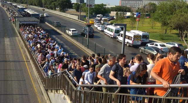 FSM'deki onarım metrobüs duraklarını vurdu FSM'deki onarım metrobüs duraklarını vurdu