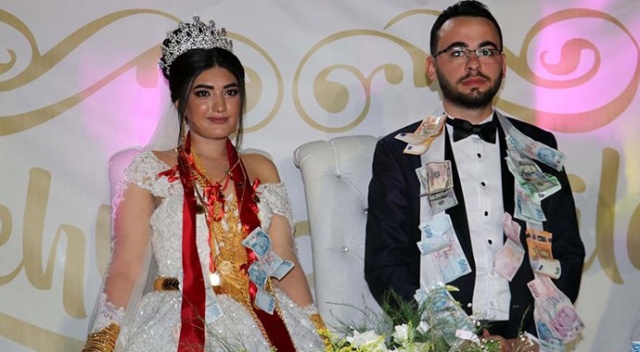 Geline 5 kilogram altın takıldı Geline 5 kilogram altın takıldı