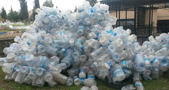 Güneş altında beklemiş damacana ve pet şişeden su içmeyin Güneş altında beklemiş damacana ve pet şişeden su içmeyin