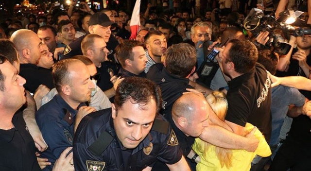 Gürcistan&#039;da protestocular ve polis arasında arbede