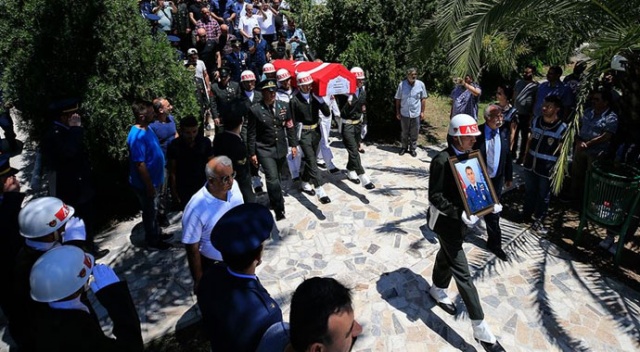 Helikopterden düşerek şehit olan asker toprağa verildi