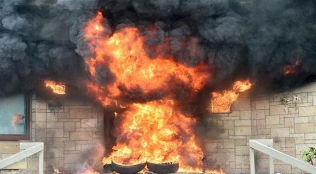 Honduras karıştı! ABD Büyükelçiliğinin kapısını ateşe verdiler Yazdır