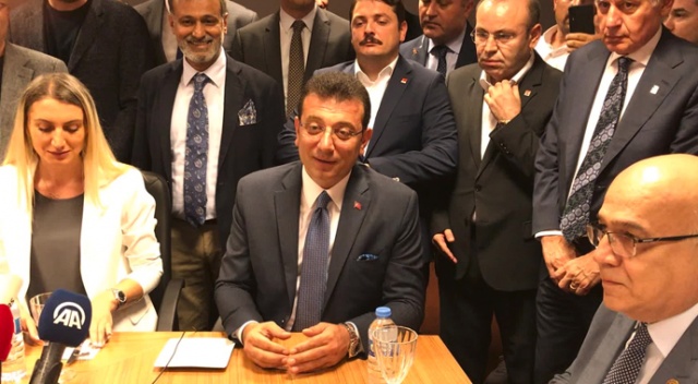 İstanbul Büyükşehir Belediye Başkanı Ekrem İmamoğlu mazbatasını aldı İstanbul Büyükşehir Belediye Başkanı Ekrem İmamoğlu mazbatasını aldı