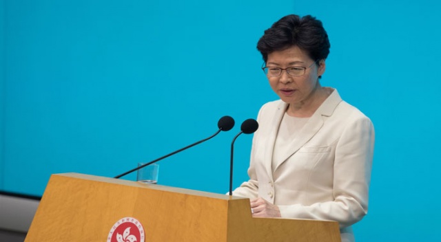 İstifası istenen Hong Kong lideri halktan yeniden özür diledi İstifası istenen Hong Kong lideri halktan yeniden özür diledi