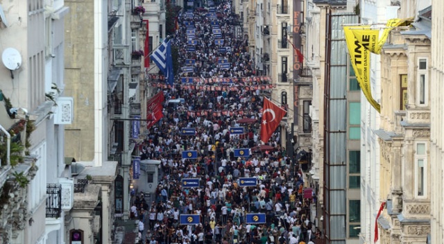 İstiklal Caddesi tıklım tıklım doldu