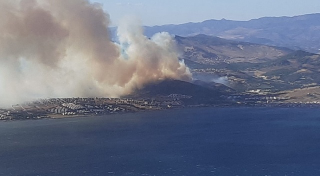 İzmir'deki yangın yazlık evlere doğru ilerliyor İzmir'deki yangın yazlık evlere doğru ilerliyor
