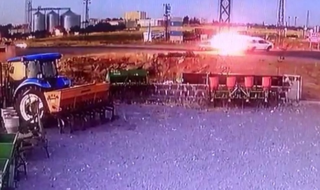 Kamyonete arkadan çarpan otomobil alev topuna döndü: 4 yaralı Kamyonete arkadan çarpan otomobil alev topuna döndü: 4 yaralı