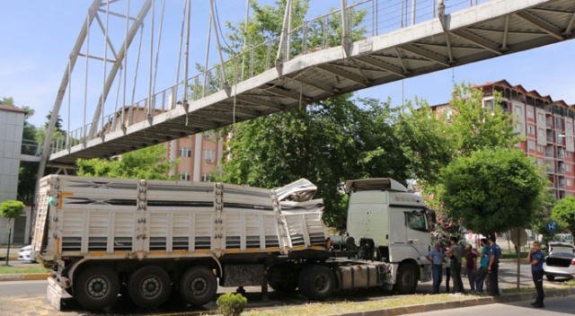 Kamyonun dorsesi üst geçide çarptı: 1 yaralı Kamyonun dorsesi üst geçide çarptı: 1 yaralı