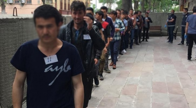 Kars'ta, yasa dışı yollarla yurda giren 44 düzensiz göçmen yakalandı Kars'ta, yasa dışı yollarla yurda giren 44 düzensiz göçmen yakalandı