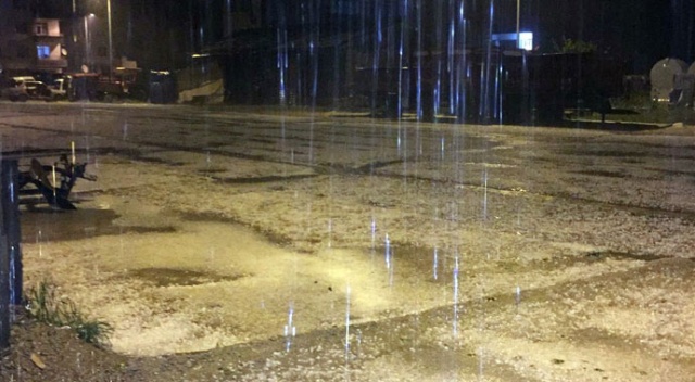 Kastamonu'ya 12 saattir dolu yağıyor!