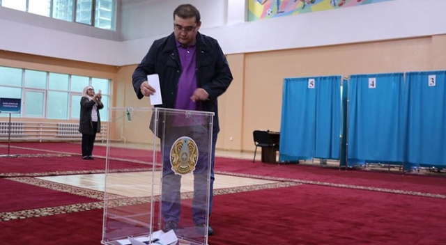 Kazakistan'da halk sandık başında Kazakistan'da halk sandık başında