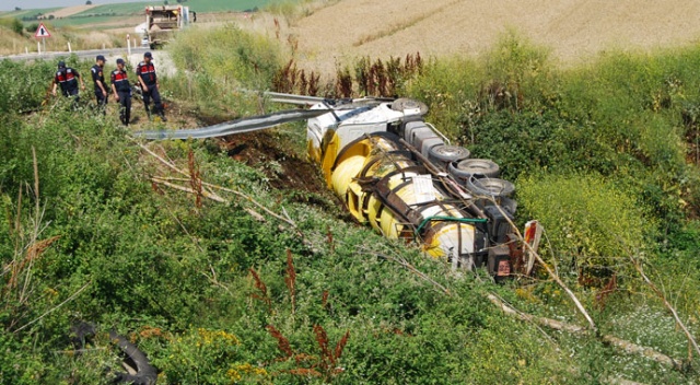 Kimyasal yüklü tanker şarampole uçtu: 1 yaralı Kimyasal yüklü tanker şarampole uçtu: 1 yaralı