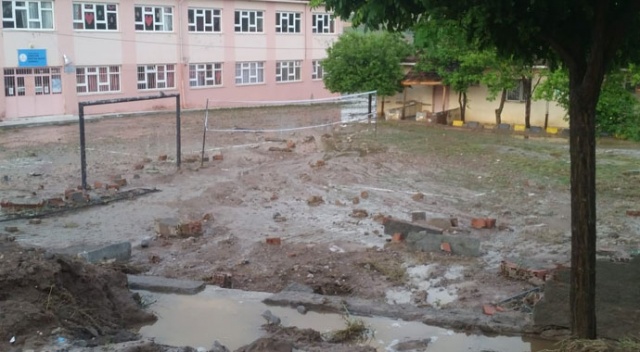 Kırıkkale'de sel okulun duvarını yıktı Kırıkkale'de sel okulun duvarını yıktı