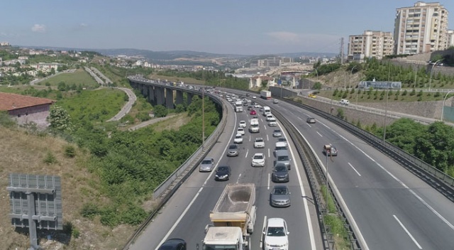 Kocaeli'de dönüş yoğunluğu trafiği kilitledi Kocaeli'de dönüş yoğunluğu trafiği kilitledi
