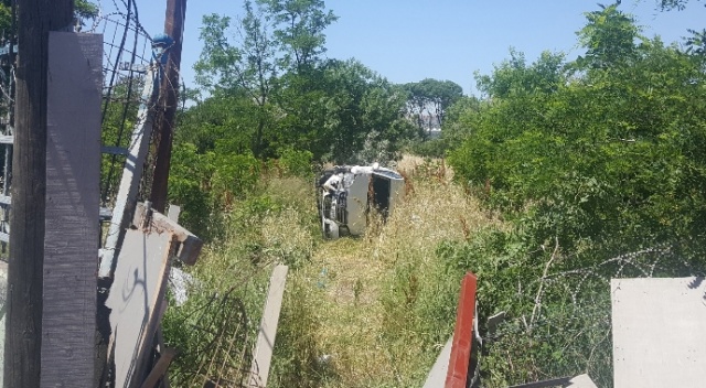 Kontrolden çıkan araç askerlik şubesinin bahçesine uçtu Kontrolden çıkan araç askerlik şubesinin bahçesine uçtu