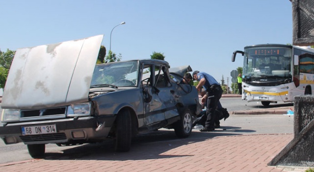 Konya'da otobüs ile çarpışan otomobilin sürücüsü hayatını kaybetti Konya'da otobüs ile çarpışan otomobilin sürücüsü hayatını kaybetti