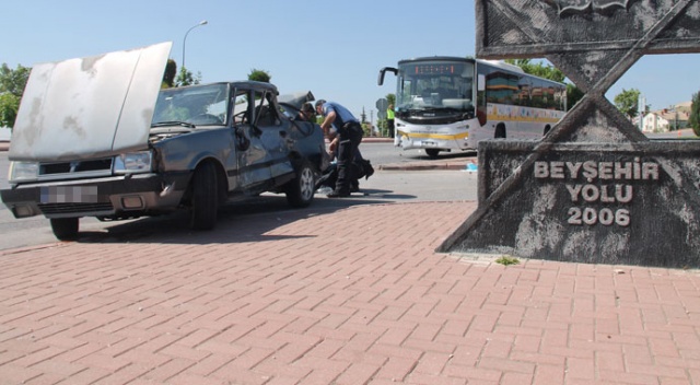 Konya'da otobüs ile otomobil çarpıştı: 4 yaralı Konya'da otobüs ile otomobil çarpıştı: 4 yaralı