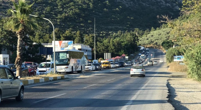 Kuşadası’nda kilometrelerce araç kuyruğu oluştu, tatilciler hala geliyor