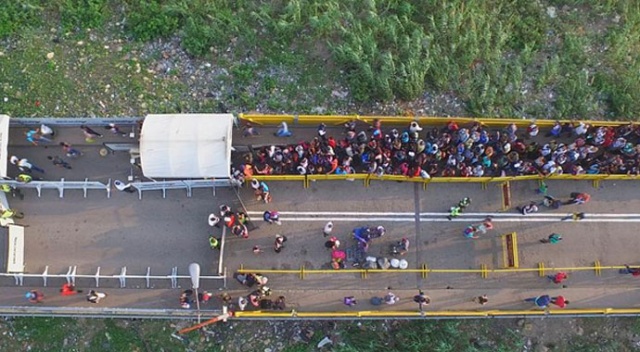 Maduro Venezuela-Kolombiya sınırını açma kararı aldı Maduro Venezuela-Kolombiya sınırını açma kararı aldı