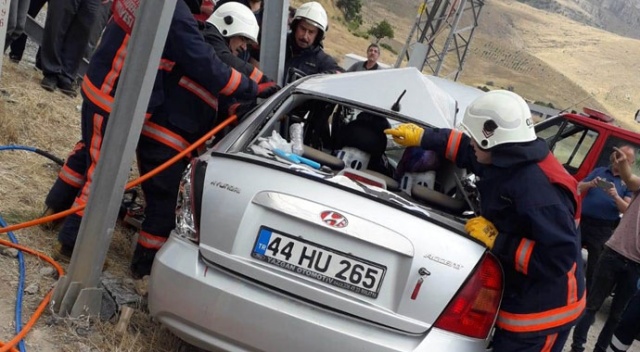 Malatya&#039;da otomobil aydınlatma direğine çarptı: 6 yaralı