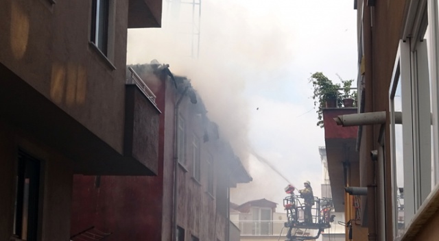 Maltepe'de bir apartmanda yangın çıktı Maltepe'de bir apartmanda yangın çıktı