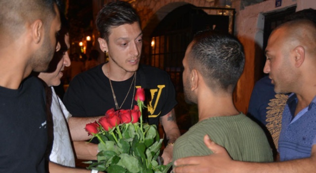 Mesut Özil&#039;den seyyar çiçek satıcılarına tepki