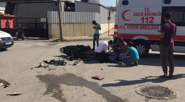 Motosiklet ile minibüs çarpıştı: 1&#039;i ağır 2 yaralı