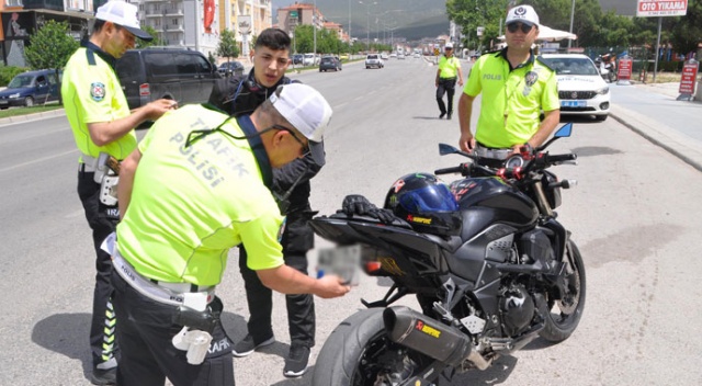 Motosikletin plakası katlanabilir çıktı