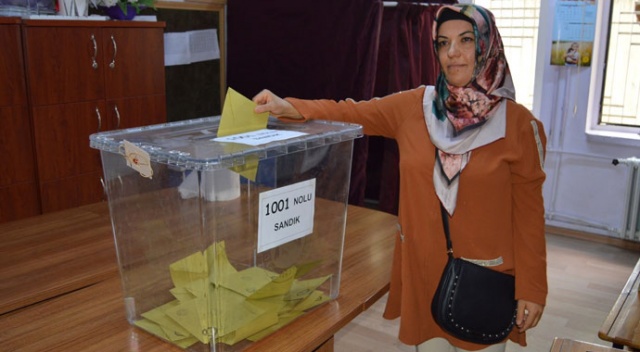 Muhtar seçilip, ölen kocasının görevini devraldı