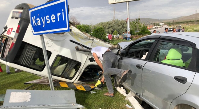 Niğde'de hafif ticari araç ile otomobil çarpıştı: 2 yaralı