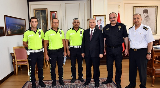 O polislere başarı belgesi