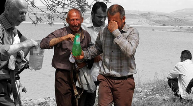 Oğlunun eşyalarını gözyaşları içinde aldı