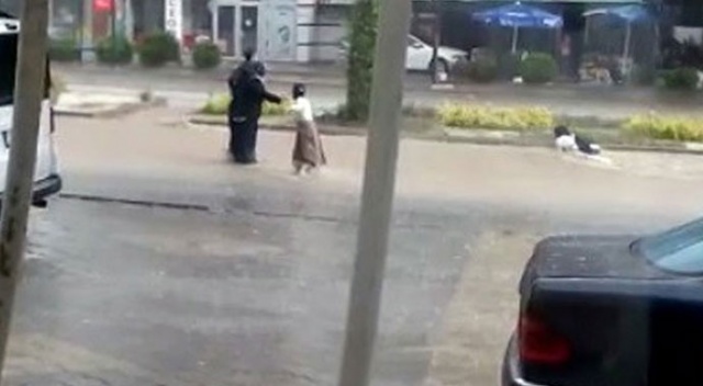 Olayı gören yardıma koştu! Sel çocuğu böyle sürükledi