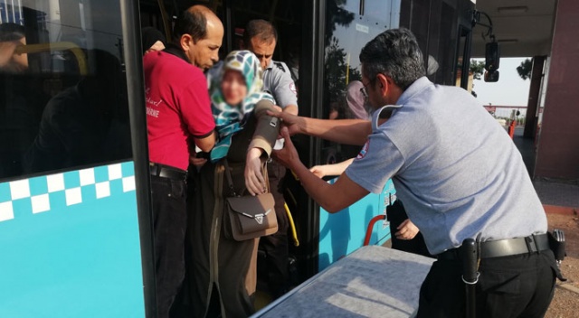 Otobüs şoförü güzergah değiştirdi, bayılan kadını hastaneye yetiştirdi Otobüs şoförü güzergah değiştirdi, bayılan kadını hastaneye yetiştirdi