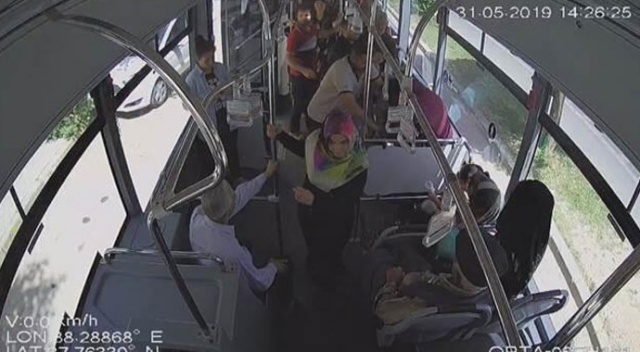 Otobüste yumruk yumruğa kavga ettiler