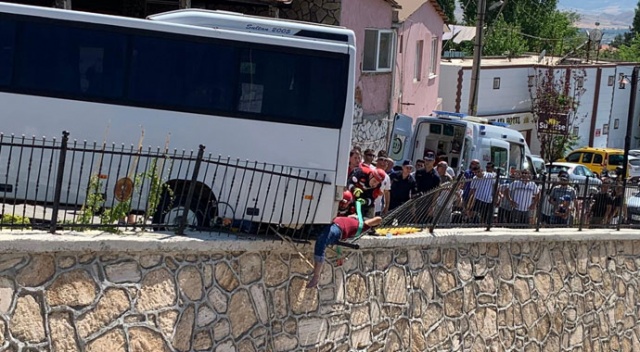 Otobüsün çarptığı adam bariyerlere sıkıştı