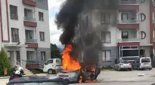 Otomobil bir anda alev topuna döndü