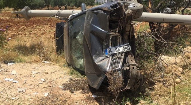Otomobil elektrik direğine çarptı: 3 yaralı