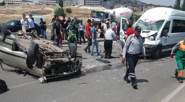 Otomobil ile minibüs kafa kafaya çarpıştı: 2 yaralı Otomobil ile minibüs kafa kafaya çarpıştı: 2 yaralı