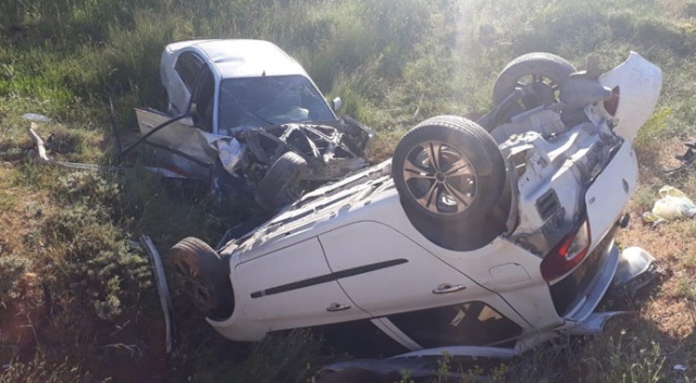 Otomobiller kafa kafaya çarpıştı: 8 yaralı Otomobiller kafa kafaya çarpıştı: 8 yaralı