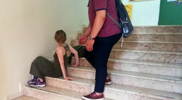 Oy kullanmaya yetişemeyen kadın baygınlık geçirdi Oy kullanmaya yetişemeyen kadın baygınlık geçirdi