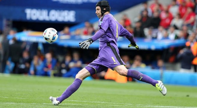 Petr Cech Chelsea'ye döndü